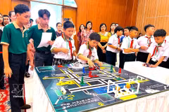Des élèves à Cân Tho participent à des concours de programmation robotique entièrement en anglais.