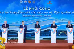 Le Premier ministre Lê Minh Hung et des délégués présents à la cérémonie de lancement des travaux de la ligne ferroviaire à grande vitesse reliant Hanoï à la province de Quang Ninh (Nord), première infrastructure de ce type à vocation interrégionale au Vietnam. Photo: VNA