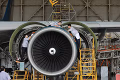 La VAECO, filiale de Vietnam Airlines spécialisée dans la maintenance aéronautique, a obtenu l’agrément EASA Part 147 de l’Agence de l’Union européenne pour la sécurité aérienne (EASA), devenant la première organisation vietnamienne habilitée à former des ingénieurs de maintenance aéronautique selon les normes européennes. Photo: VietnamPlus