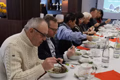 Des Allemands prennent le pho. Photo: VNA