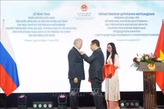 L’ambassadeur du Vietnam en Russie, Dang Minh Khôi, preside à Moscou, au nom du président vietnamien, la cérémonie de remise de l’Ordre de l’Amitié, la plus haute distinction honorifique vietnamienne décernée à des ressortissants étrangers, à Anatoli Dmitrievitch Artamonov, président de la Commission du budget et du marché financier du Conseil de la Fédération (Sénat) de Russie, ancien gouverneur de l’oblast de Kaluga. Photo: VNA