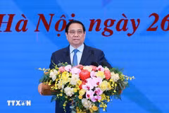 Le Premier ministre Pham Minh Chinh, président du Conseil central de l'émulation et des récompenses et chef du Comité directeur central pour l’éradication des maisons temporaires et délabrées à l’échelle nationale, s'exprime lors de la conférence. Photo: VNA