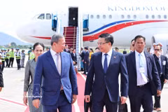 Le Premier ministre cambodgien, Samdech Moha Borvor Thipadei Hun Manet (gauche), à l'aéroport international de Noi Bai, à Hanoï. Photo: VNA