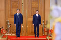 Le Premier ministre vietnamien Lê Minh Hung (droite) et son holomogue thaïlandais Anutin Charnvirakul. Photo: VNA