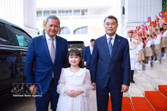 Le Premier ministre Lê Minh Hung (droite) accueille son homologue cambodgien à Hanoi en juin 2026. Photo: VNA