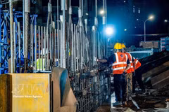 La mise en place réussie de la première cage d’armature du mur diaphragme de la station S3 de la ligne de métro n°5. Photo: VNA
