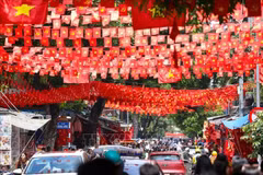 La rue Hang Ma, située dans le quartier de Hoan Kiêm (Hanoï), est décorée du drapeau national. Photo : VNA