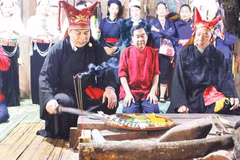 Des coutumes originales pour célébrer le Têt au Village culturel et touristique des ethnies du Vietnam. Photo: nhandan.vn