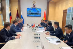 Le général de division Nguyen Thanh Tung rencontre les responsables de la Direction générale des Affaires intérieures de la ville de Moscou. Photo: VNA