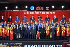 Les délégués et les lauréats du prix Étoile rouge 2025. Photo: VNA