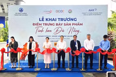Lancement des espaces « Quintessence de Da Nang » à l'aéroport pour promouvoir les produits locaux. Photo: VNA