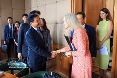 Le vice-Premier ministre Nguyen Van Thang (gauche) et la directrice générale adjointe de l’Organisation mondiale du commerce (OMC), Jennifer DJ Nordquist. Photo: VNA