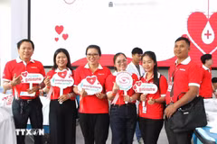 Les employés de la société Viettel Cambodia (Metfone), filiale du Groupe de l’industrie et des télécommunications de l’armée vietnamienne (Viettel), participent à la Journée du don de sang 2025. Photo: VNA