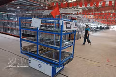Des robots de transport automatisés acheminent des matières premières de l'entrepôt vers les chaînes de production de la société Maxport. Photo: VNA