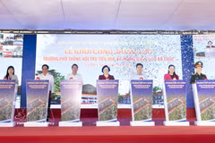 La cérémonie de lancement des travaux de l’école internat multi-niveaux (primaire et collège) de Ba Chuc, dans la province d’An Giang (Sud). Photo: VNA