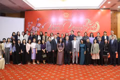 La vice-ministre des Affaires étrangères, Lê Thi Thu Hang, et les délégués. Photo: VNA