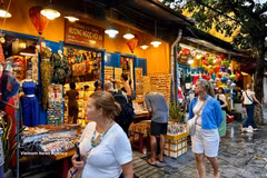 Des touristes étrangers à Hôi An. Photo: VNA