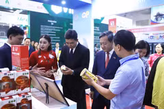 Le vice-ministre lao de l'Industrie et du Commerce, Phouthavanh Nanthavong, et l'ambassadeur du Vietnam au Laos, Nguyên Minh Tâm, lors de la foire. Photo: VNA