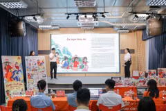 Des élèves de l’École inter-niveaux FPT de Ha Nam mettent en pratique leurs leçons en appliquant directement des logiciels de technologies numériques. Photo: VNA