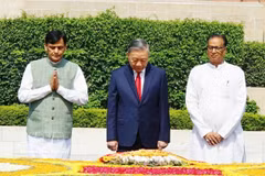 Le secrétaire général du Parti communiste du Vietnam (PCV) et président du Vietnam, To Lam, dépose des fleurs au mémorial de Mahatma Gandhi. Photo: VNA