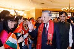 Le secrétaire général du Parti communiste du Vietnam (PCV) et président du Vietnam, To Lam, et des Vietnamiens en Inde. Photo: VNA