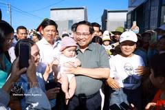 Le Premier ministre Pham Minh Chinh et des habitants. Photo: VNA