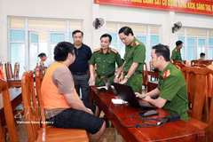 Le colonel Trần Quốc Huy, directeur adjoint de la Police de la province de Lao Cai, participe à l’interrogatoire du suspect impliqué dans le réseau. Photo: VNA
