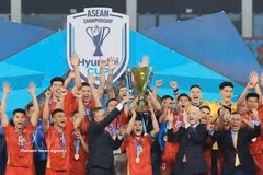 Le président de la FIFA, Gianni Infantino, remet le trophée de l’ASEAN Cup 2026 à l’équipe nationale vietnamienne. Photo : VNA
