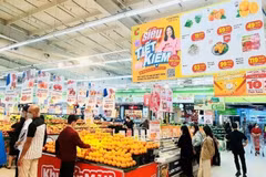 Les supermarchés et entreprises mettent en œuvre de nombreuses promotions dans le cadre du Programme de stabilisation du marché des produits de consommation nécessaires pour l'année 2025. Photo: hanoimoi.vn
