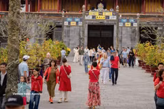 Des touristes nationaux et internationaux à Huê. Photo: VNA