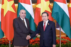 Le président de la Chambre basse de Jordanie, Mazen Turki El Qadi, et le plus haut législateur vietnamien, Tran Thanh Man. Photo: VNA