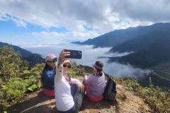 Des touristes à Mu Canf Chai. Photo: VNA