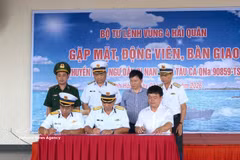La cérémonie de remise de 32 pêcheurs du bateau QNa 90859 TS. Photo: VNA