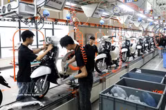 Une chaîne de production de l’usine intelligente de YADEA Vietnam, représentant un investissement de plus de 100 millions de dollars, dans la zone industrielle de Tan Hung, province de Bac Ninh. Photo : VNA