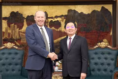 Le vice-Premier ministre Ho Quoc Dung (droite) et Mark Armstrong, directeur commercial du groupe français Pasqal pour l’Europe, le Moyen-Orient, l’Afrique et l’Asie-Pacifique. Photo: chinhphu.vn