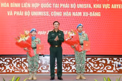 Le général de corps d’armée Nguyen Truong Thang, membre du Comité central du Parti et vice-ministre de la Défense (milieu), remet des décisions à deux officiers. Photo: VNA