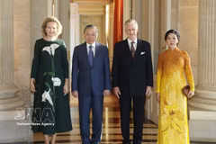 Le secrétaire général du PCV et président du Vietnam, To Lam, et son épouse rencontrent le roi des Belges Philippe et la reine Mathilde. Photo : VNA.