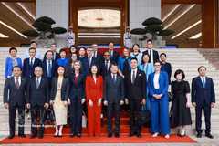 Le Premier ministre Le Minh Hung et les délégués. Photo: VNA