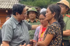 Le Premier ministre Pham Minh Chinh (gauche) et les sinistrées à Diên Biên. Photo: VNA