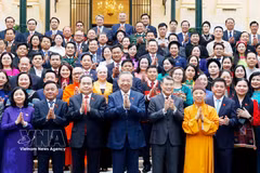 Le secrétaire général du Parti communiste du Vietnam (PCV) et président de la République, To Lam, et les députés de la 16e législature issus des minorités ethniques. Photo: VNA