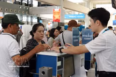 Des passagers à l'aéroport international de Nôi Bai, à Hanoi. Photo: VNA