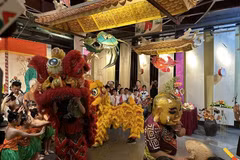 Dans une atmosphère joyeuse empreinte de la magie de la Fête de la Mi-Automne, le Comité populaire du quartier de Hoan Kiem, en collaboration avec le Comité de gestion du lac Hoan Kiem et du Vieux Quartier de Hanoi, organise le programme culturel intitulé « Fête traditionnelle de la Mi-Automne 2025 », qui se déroule du 22 septembre au 12 octobre 2025 (soit du 1er au 21e jour du 8e mois lunaire de l’année At Ty). Photo: hanoimoi.vn