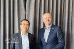 L’ambassadeur du Vietnam en Australie, Pham Hung Tâm (gauche) et le ministre en chef du Territoire de la capitale australienne, Andrew Barr. Photo: VNA
