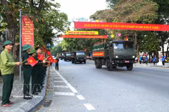 Le 14 octobre, dans la province de Tuyên Quang, 93 dépouilles de soldats morts au front de Vi Xuyên ont été transférées au cimetière national de Vi Xuyên, après plus de 40 ans passés sur le champ de bataille. Photo: VNA