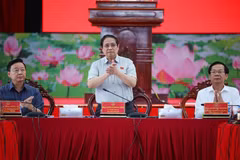 Le Premier ministre lors de la réunion avec des représentants de différents ministères, organismes et localités du Sud, sur la mise en œuvre des projets clés de transport dans la région. Photo: VNA