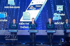 Le Premier ministre Lê Minh Hung et les délégués lors du lancement de la plateforme numérique de l'Association des PME du Vietnam. Photo: VNA
