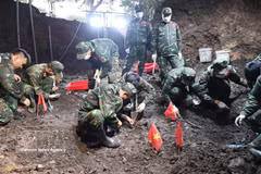 Les cadres et combattants de l'équipe K74 déploient les travaux de recherche et de regroupement des dépouilles de martyrs. Photo. VNA