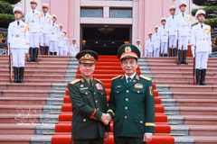 Le vice-Premier ministre et ministre lao de la Défense, le général Khamliang Outhakaysone (gauche), et le général Phan Van Giang, vice-Premier ministre et ministre vietnamien de la Défense, en octobre 2026 à Hanoi. Photo: VNA