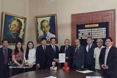 La délégation du Parti communiste vietnamien pose avec les dirigeants du Parti communiste du Pérou – Patrie rouge (Patria Roja). Photo: VNA