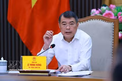 Le Premier ministre Lê Minh Hung s'exprime lors de la réunion. Photo: VNA